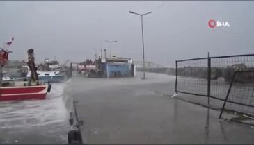 Avcılar'da metrelerce yükselen dalgalar mendireği böyle aştı