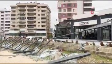 Bursa'da fırtına çatıları uçurdu, karavanları devirdi