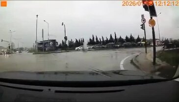 Bursa'da uçan çatı parçaları sürücülere zor anlar yaşattı!