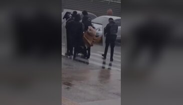 Fırtınaya takılan anne ve bebeğine polis siper oldu! O anlar kamerada...