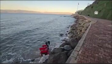 Bursa'da motosiklet 3 metreden denize uçtu! Yaralılar var...