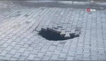 Yağmurun çökerttiği yol korkunç gerçeği açığa çıkardı! Görenlerin tüyleri ürperdi