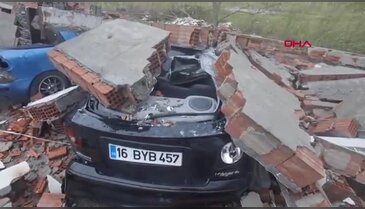 Bursa'da fırtına hayatı olumsuz etkiledi