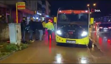 Bursa'da minibüs anne ve kızına çarptı! Hastanelik oldular...