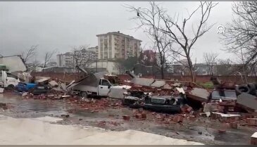 Bursa'da kuvvetli rüzgar otopark duvarını devirdi! 10 araç hasar aldı...