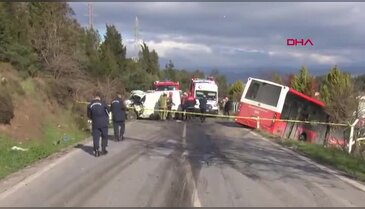 Belediye otobüsü ve minibüs çarpıştı, ortalık savaş alanına döndü!