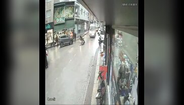 Bursa'da motosikletli genç yaralandı! Kameralara yansıdı...