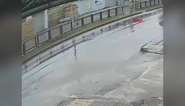 Yolun karşısına geçerken otomobilin çarptığı yaya hayatını kaybetti...