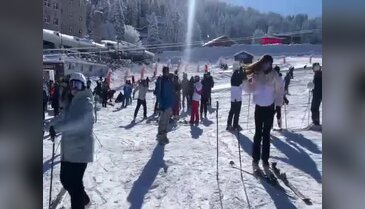Uludağ'da kar kalınlığı 1 metreye yaklaştı, tatilciler pistlere akın etti