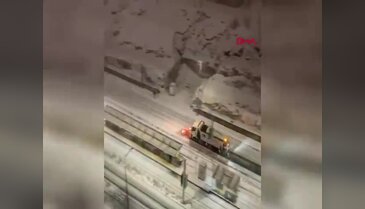 Kar topu isabet eden kar küreme aracı refüje çarptı; o anlar kamerada