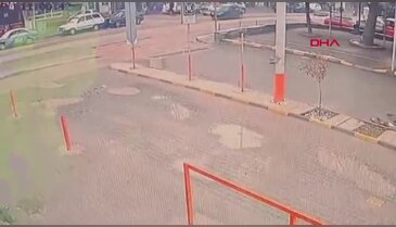 Bursa'da çocuğa çarpmamak için tepetaklak oldu!