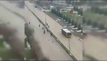 Bursa'da otobüs şoförü, kar topu atan çocukları sopayla kovaladı