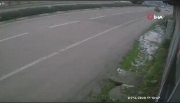 Bursa'da kontrolden çıkan araç kaldırıma ve ağaca çarptı! Yaralılar var...