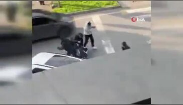 Gençler arasında çıkan kavgada tuhaf görüntüler! Oyuncak silahı kullandı...