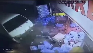 Minibüs kontrolden çıktı, markete böyle daldı!