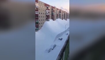 Rusya'da bina boyunda kar yağdı!