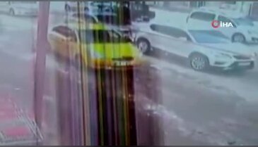 Taksiciden örnek hareket! Trafik tıkanınca havale geçiren çocuğu 1 kilometre sırtında taşıdı...