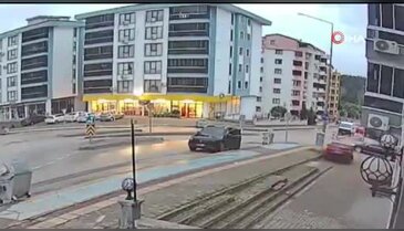 Bursa'da fren yerine gaza basınca aracıyla dükkana uçtu! O anlar kamerada...
