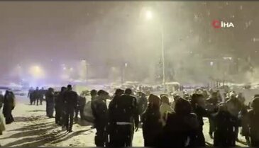 Kar yağışını horon ve halay oynayarak karşıladılar