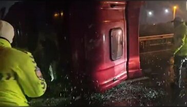 Bursa'da kontrolden çıkan çekici devrildi! Çok sayıda yaralı var...
