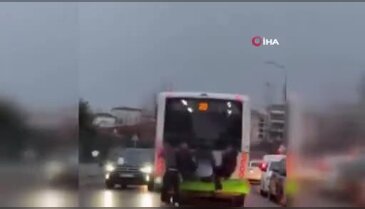Bursa'da trafikte ölümle dans: Otobüsün arkasında asılı gittiler!