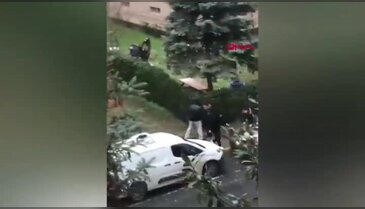 Çocuklar araçlara kartopu fırlattı, taksici kayıtsız kalmadı