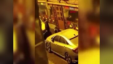 Tartıştığı kadını sokak ortasında tekme tokat darbetti