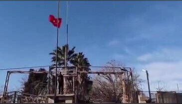 Sınırımızda büyük skandal! Terör örgütü yandaşları Türk bayrağına saldırdı...