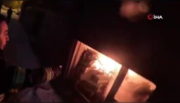 İş yerindeki yangın itfaiye erinin kask kamerasına yansıdı