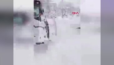 10 gündür kesintisiz yağıyor! Araçlar beyaz örtünün altında kayboldu...