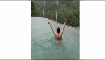 Bali'de yağmur altındaki dansıyla sosyal medyayı salladı