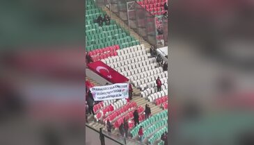 Mersin taraftarından Bursaspor tribün lideri Kurtulan'a pankart!