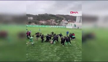 Maçta ortam gerildi, futbolcular oyunu durdurdu