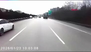 Bursa'da kontrolünü kaybeden sürücü trafiği birbirine kattı!
