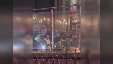 Taksi şoförüne sokak ortasında darp! O anlar kamerada...