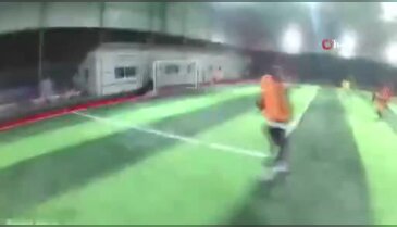 Halı sahanın çatısı çöktü... Futbolcuların koşarak kaçtığı anlar kamerada