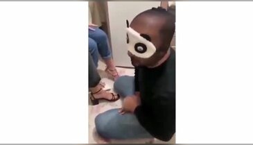 Üç kadının bir erkeği köle gibi kullandığı görüntüye tepki yağıyor