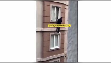 Ailelerinin evde bastığı gençler 4. kattan atladı!