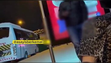 Otobüs durağında skandal görüntü: Karşısındaki kadınlara bakarak...