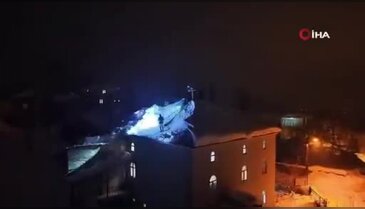 Korkutan anlar! Cemaat namazdayken çatı başlarına çöktü...