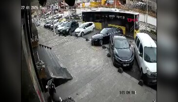 İETT otobüsünün park halindeki araçlara çarptığı kaza kamerada
