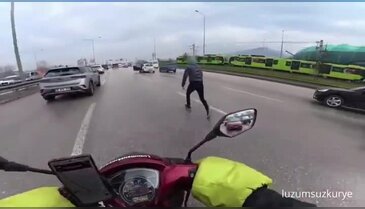 Bursa trafiğinde görülmemiş olay! Havada başladı yerde bitti
