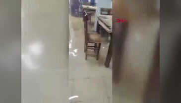 Kıraathaneyi su bastı ancak oyunlarına engel olmadı! O anlar kamerada...