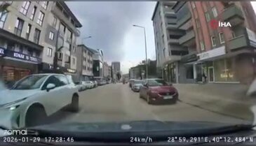 Bursa'da park halindeki araçların arasından çıktı yayaya çarptı!