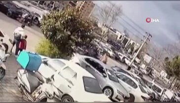Otomobil sürücüsü ile motosikletli kurye arasındaki gerginlik kamerada