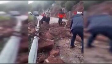 Yola düşen kayaları iple araca bağlayıp çektiler