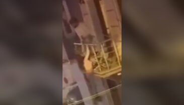 Balkondan atlamak isteyen kadını kocası yakaladı ama sonu kötü bitti...