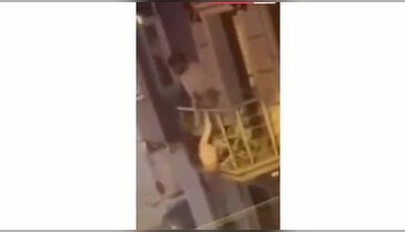 Balkondan atlamak isteyen kadını kocası yakaladı ama sonu kötü bitti!
