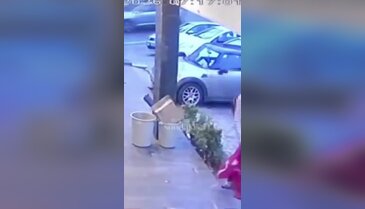 Bayrağımıza bir alçak saldırı daha! Kopardı, yetmedi üzerine basarak o anları kayda aldı
