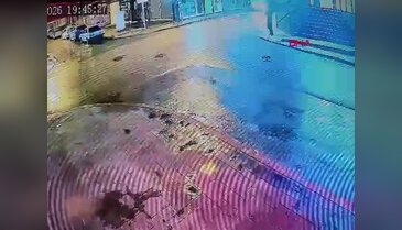 Çarptığı motosiklet sürücüsünü otomobiliyle hastaneye götürdü; o anlar kamerada